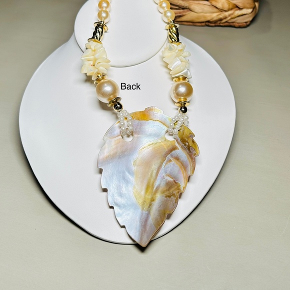 Vintage Beautiful Mother of Pearl Carved Leaf pendant necklace - Picture 12 of 16
